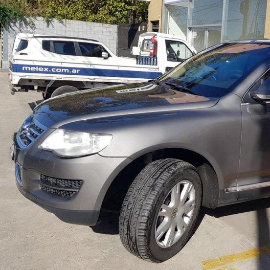 man having the back of his head shaved